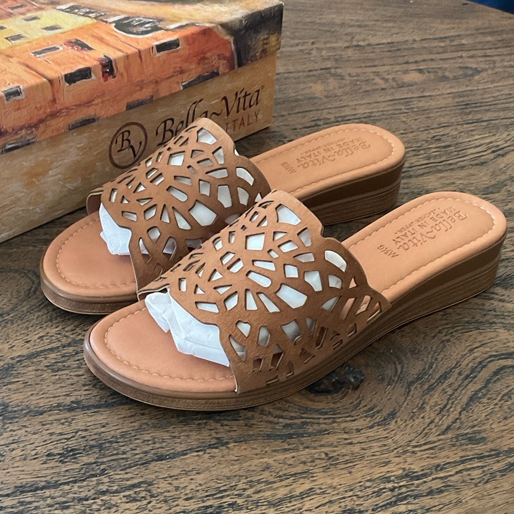 Bella Vita Women's Brown Cutout Slide Sandals